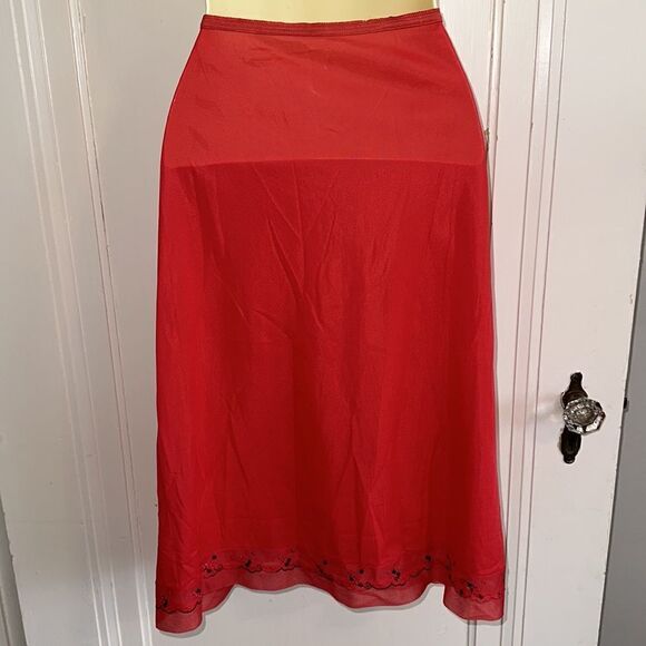 Vtg 50s/60s Lorraine red nylon half slip with black & red embroidered hem - Picture 5 of 6